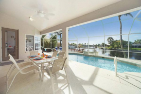 Remodeled electric-heated pool home on Gulf-access canal with bikes - Villa Liza